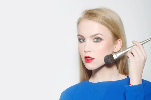 Žena aplikaci pudru na obličej kůži štětcem make-up — Stock fotografie