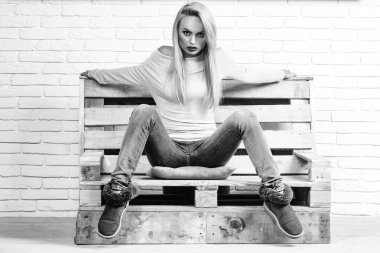 kadın kanepede oturuyor