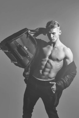 maço erkek seksi vücut ile büyük torba tutar