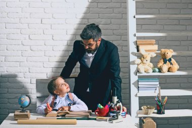 Aile ile okul Masası tarafından sağlar. Liseli kız ve babası