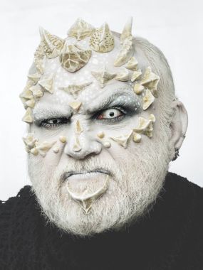 adam ya da dikenler yüz fütüristik makyaj ile canavar