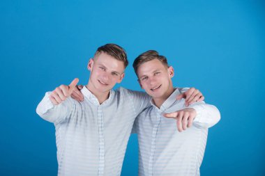 Üzerinde mavi arka plan ayakta modelleri