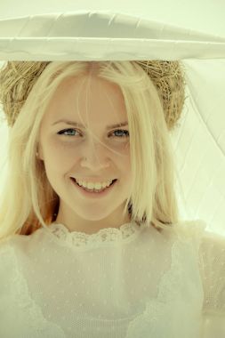 Beyaz kumaş arka plan üzerinde poz kadın