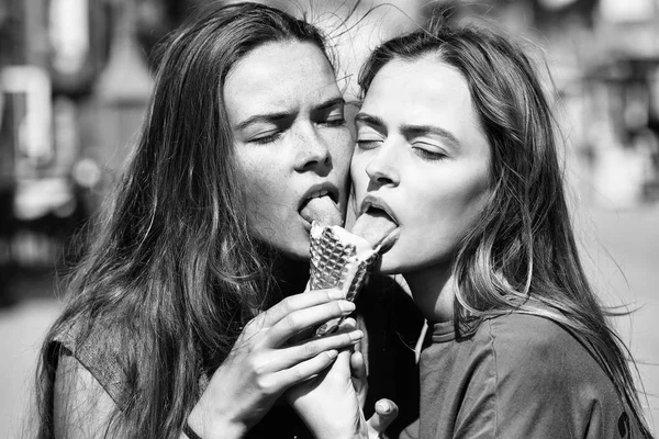 Pareja de chicas comiendo helado — Foto de Stock