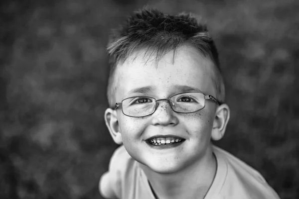 Хлопчик в окулярах — стокове фото