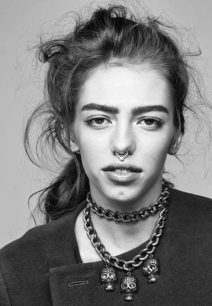 Metalik zinciri ve burun halkası ile kız