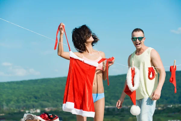 Mavi gökyüzü üzerinde kas vücut adamla yeni yıl.