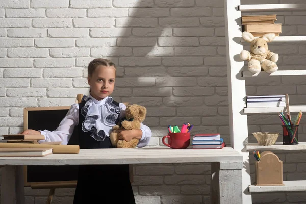 Kind im Klassenzimmer auf weißem Backstein-Hintergrund — Stockfoto