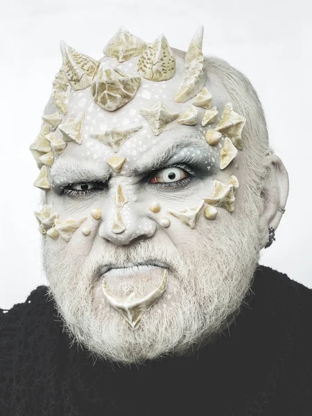 adam ya da dikenler yüz fütüristik makyaj ile canavar