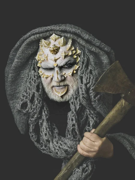 Yabancı ya da kötü yaratık dragon cilt ve sakal