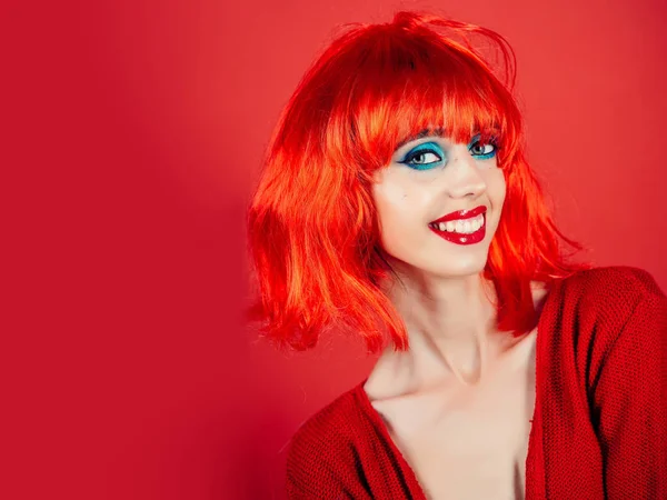 Etnik takı parlak yapay saçlı gülümseyen kız