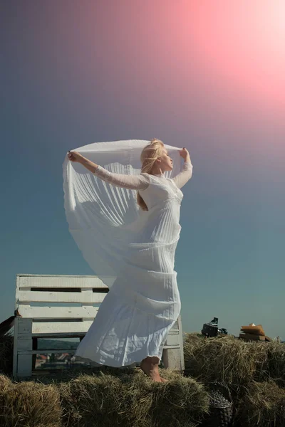 Mujer extendiendo brazos en el cielo azul — Foto de Stock