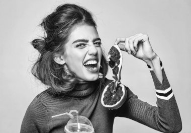 Greyfurt ve saman ile fincan gülümseyen kadın