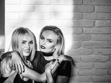 Kadınlar İkizler kucaklama