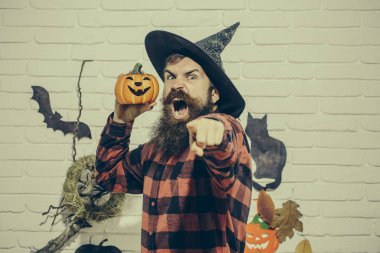 Bağırarak ve öfke ile parmak işaret Cadılar Bayramı hipster