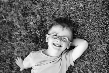 çimenlerin üzerinde bardaklarda saçlı erkek bebek