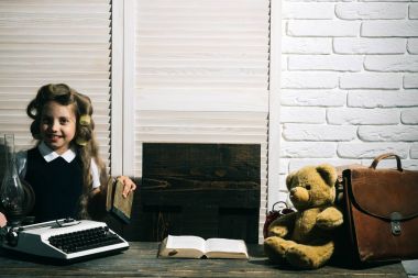 Kıvırıcı saç küçük kızla.