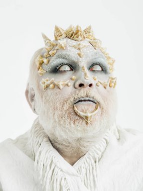 Beyaz arka plan üzerinde gümüş sakallı şeytan