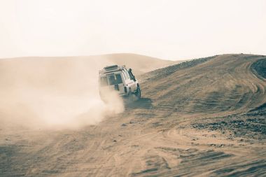 Tozlu kum barchans Çölü'nde aracılığıyla sürüş araç