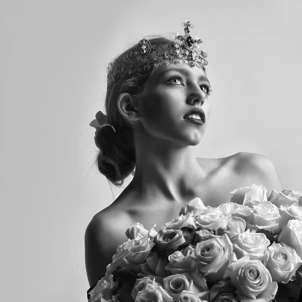 Princesa mulher com coroa de luxo — Fotografia de Stock