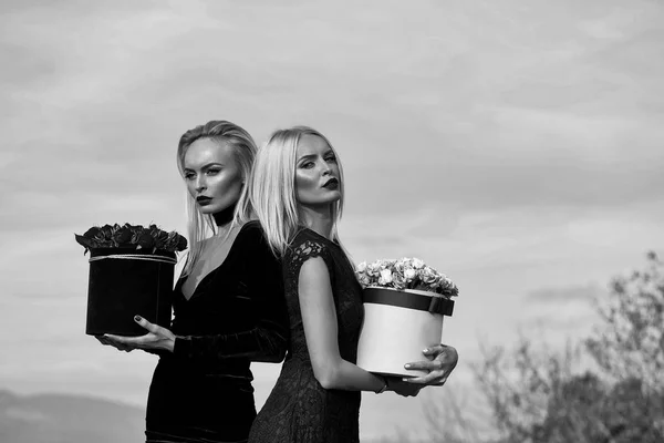 Flickor med blommor i rutan — Stockfoto