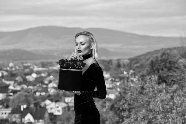 Vrouw met bloemen in doos — Stockfoto