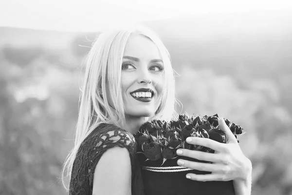 Chica con flores en caja — Foto de Stock