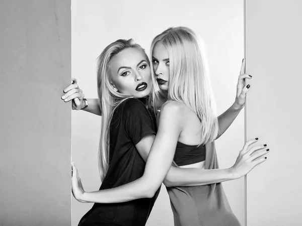 Meisjes pose in studio — Stockfoto