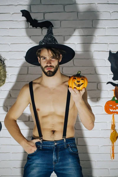 Halloween macho con torso muscular y sombra oscura — Foto de Stock