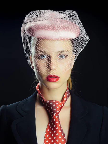 Frau trägt rosa Hut mit Schleier — Stockfoto