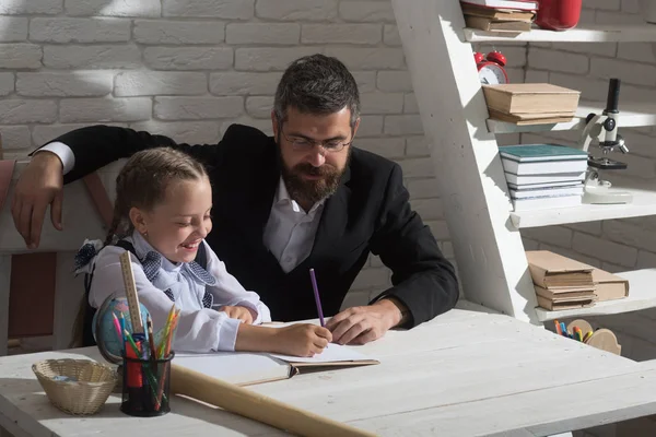 Çocuk ve adam okul malzemeleri ile Resepsiyon tarafından oturmak