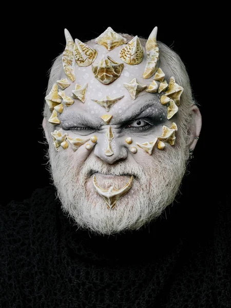 Hombre con piel de dragón y barba — Foto de Stock