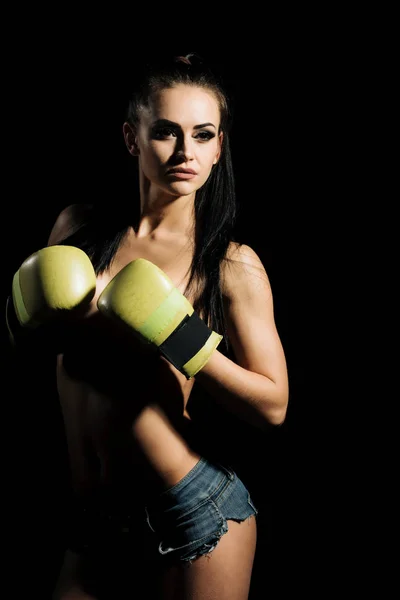 Vrouw in bokshandschoenen en sportkleding — Stockfoto