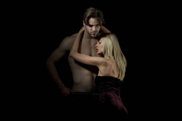 Мужчина с мускулистым телом с сексуальной девушкой
.