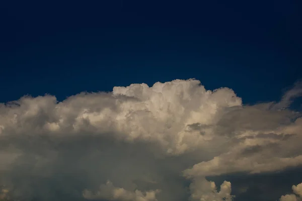 Witte wolken op blauwe lucht — Stockfoto