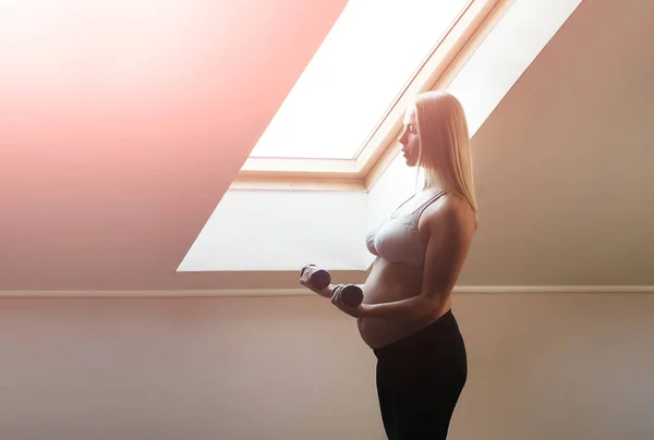Mulher grávida ou mãe com grande treinamento da barriga com halteres — Fotografia de Stock