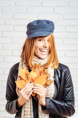 Turuncu yaprak tuğla duvar, kızla.