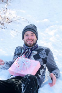 Maço üzerinde şapka, kazak ve eşarp kış günü gülümseyen