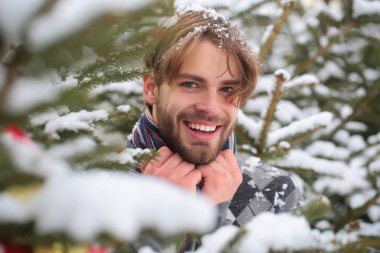 Köknar ağaçları kar ormandaki gülümseyen adam