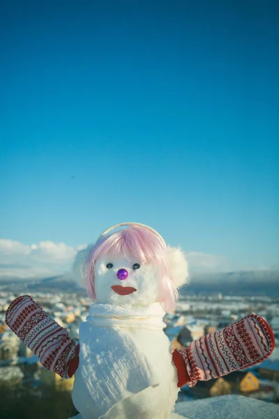 Χιονάνθρωπος σε ροζ περούκα, τα γάντια και κασκόλ. — Φωτογραφία Αρχείου