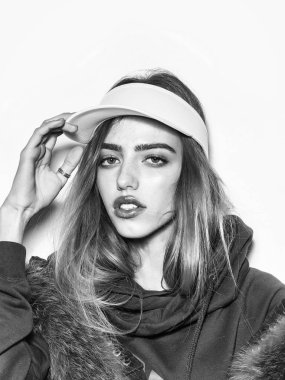 kız ya da kadın spor şapkalı uzun saçlı