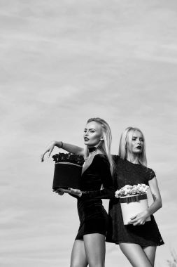 kutusunda çiçekli kadın