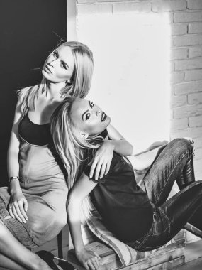 uzun saçlı kadınlar İkizler