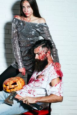 Cadılar Bayramı zombi birkaç sakallı adam ve kanlı kız