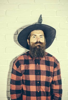 Cadılar Bayramı adam uzun sakal ve sürpriz yüz