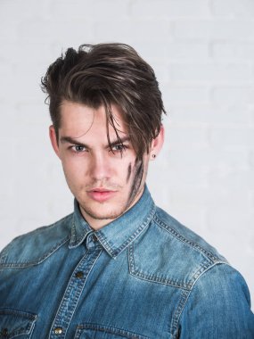 Adam mavi jean gömlek beyaz arka plan üzerinde poz