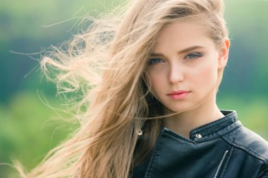 Moda model arka plan bulanık üzerinde.