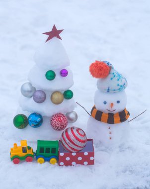 Beyaz arka plan üzerinde kar heykeller