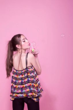 Kadın pembe balon ile oynamak.