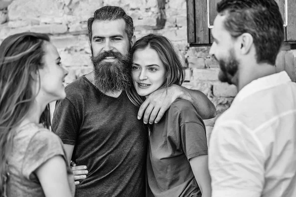 Casal com amigos — Fotografia de Stock